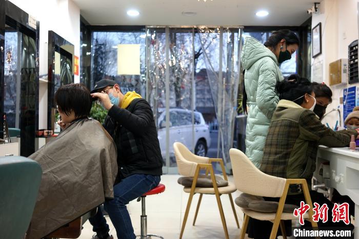 拉薩市民在一美發(fā)店理發(fā)、美甲?！〗w波 攝