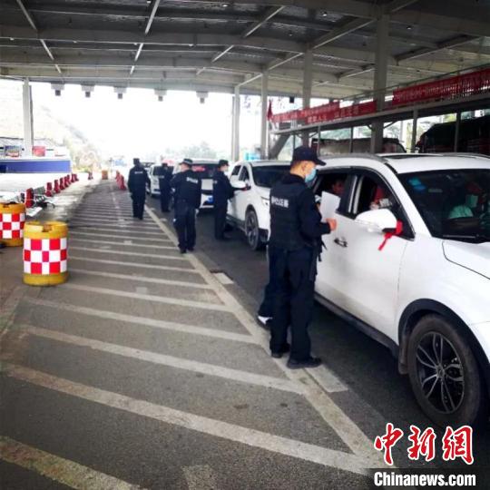 圖為云南一邊境檢查站防控疫情同時嚴(yán)防境外毒品滲透?！≡颇鲜」矎d供圖 攝