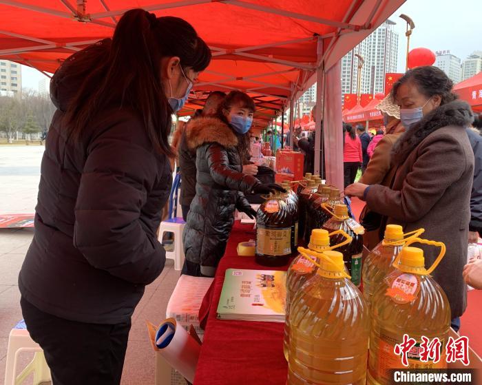 圖為市民們正在采購商品?！O睿 攝