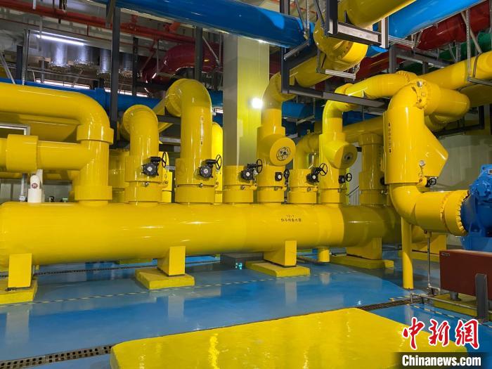 圖為中國移動云南數(shù)據(jù)中心冷卻系統(tǒng)?！⊥蹯簛?攝