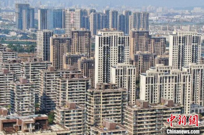 房地產行業(yè)作為特殊的商品銷售業(yè)，受疫情影響，一些企業(yè)資金回籠困難，亟待金融和稅務部門的政策支持。　泱波 攝