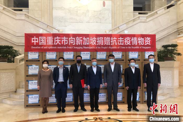 圖為捐贈方與接收方代表合影留念。　劉相琳 攝