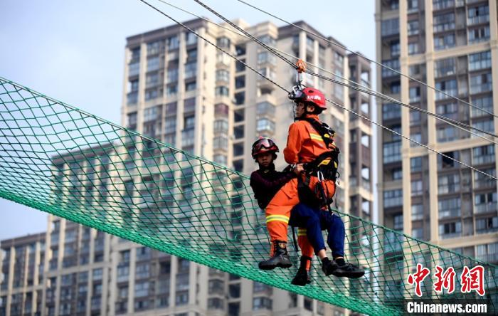 新消防員進(jìn)行T型救援操展示。　劉忠俊 攝