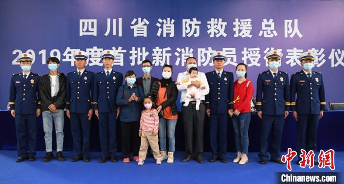 3名新消防員與親人現(xiàn)場(chǎng)見證授銜儀式?！⒅铱?攝