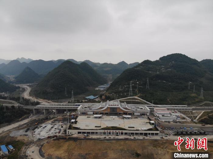 貴州省首條城際高速鐵路——安六鐵路開始聯(lián)調(diào)聯(lián)試。中國(guó)鐵路成都局集團(tuán)公司供圖