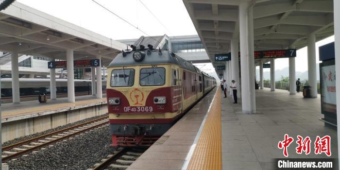 貴州省首條城際高速鐵路——安六鐵路開始聯(lián)調(diào)聯(lián)試。中國(guó)鐵路成都局集團(tuán)公司供圖