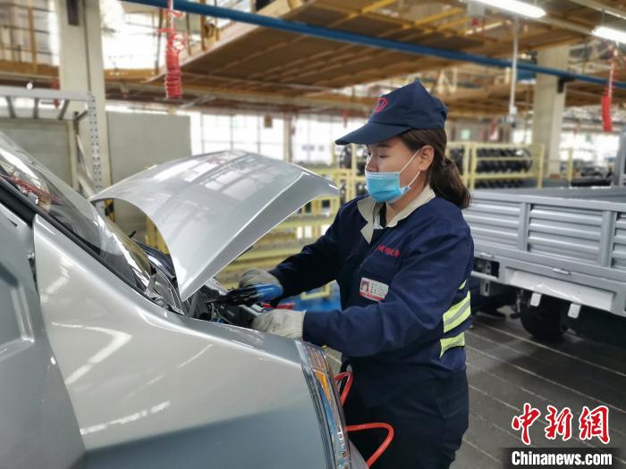 在滿足國外市場供應(yīng)的同時(shí)，成功汽車也緊盯國內(nèi)市場，拓渠道保銷量?！「唢w 攝