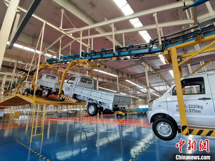 成功汽車是山西省重點(diǎn)轉(zhuǎn)型項(xiàng)目，擁有國內(nèi)先進(jìn)的零部件、發(fā)動(dòng)機(jī)整機(jī)自動(dòng)裝配和發(fā)動(dòng)機(jī)生產(chǎn)線、實(shí)驗(yàn)線，還有國際一流的工業(yè)機(jī)器人。　高飛 攝