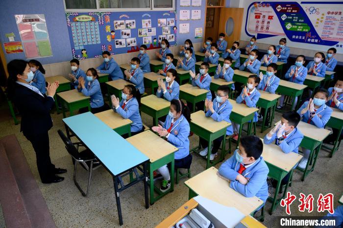 學(xué)校是人群密集場所，山西省疫情防控工作領(lǐng)導(dǎo)小組要求，要周密閉環(huán)做好疫情防控?！№f亮 攝