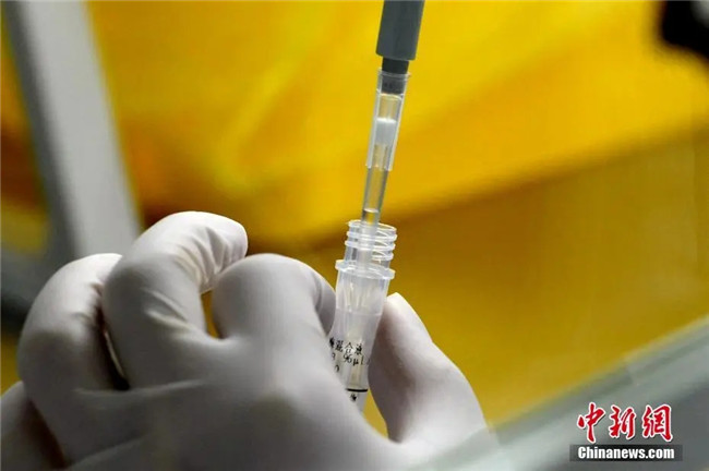 資料圖：工作人員正在準備檢測試劑。<a target='_blank'  data-cke-saved- >中新社</a>記者 王東明 攝