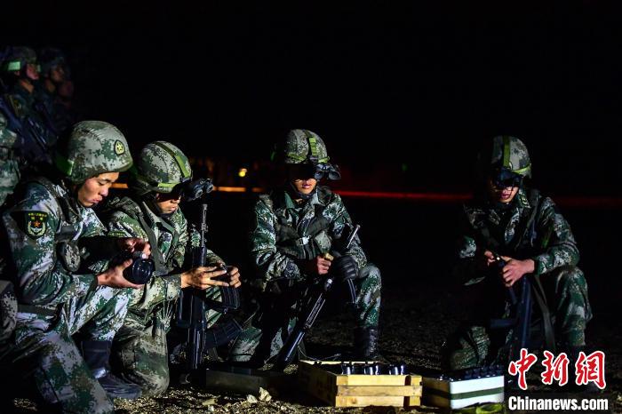 戰(zhàn)士正在補充彈藥?！∑呀?攝