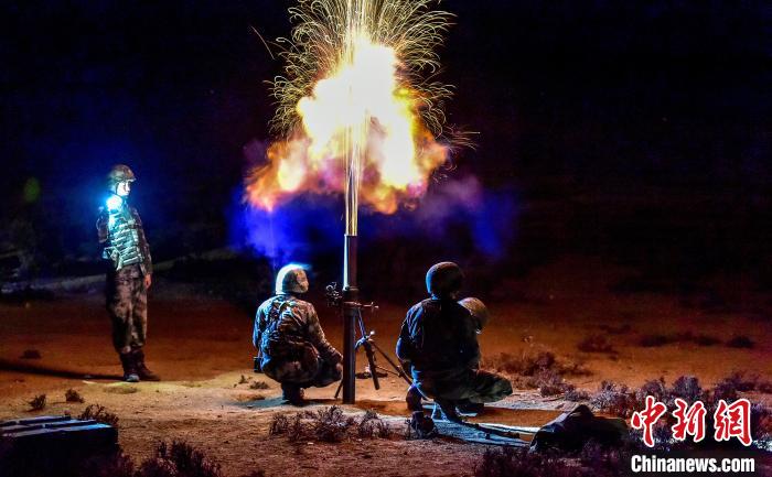 演練中偵察兵在夜間利用迫擊炮摧毀敵輕型裝甲?！」鶘|東 攝