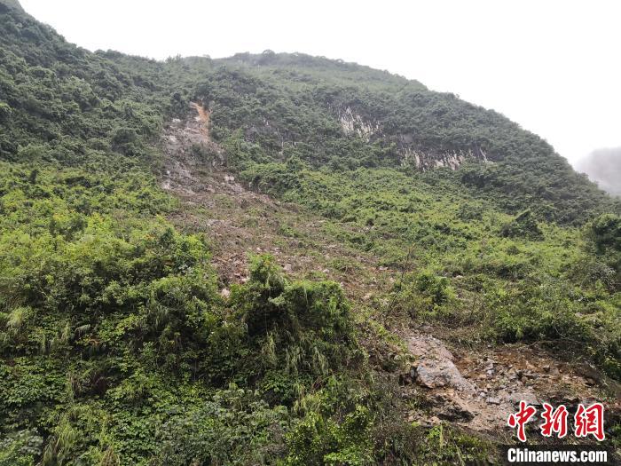山體滑坡處?！↑S鵬 攝