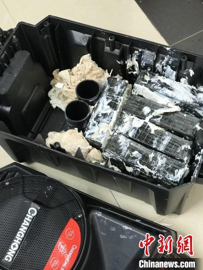 圖為臨滄邊境管理支隊(duì)從音響中查獲毒品。　劉永青 攝