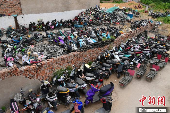 圖為電動(dòng)車收贓窩點(diǎn) 馮飛 攝 圖為電動(dòng)車收贓窩點(diǎn) 馮飛 攝