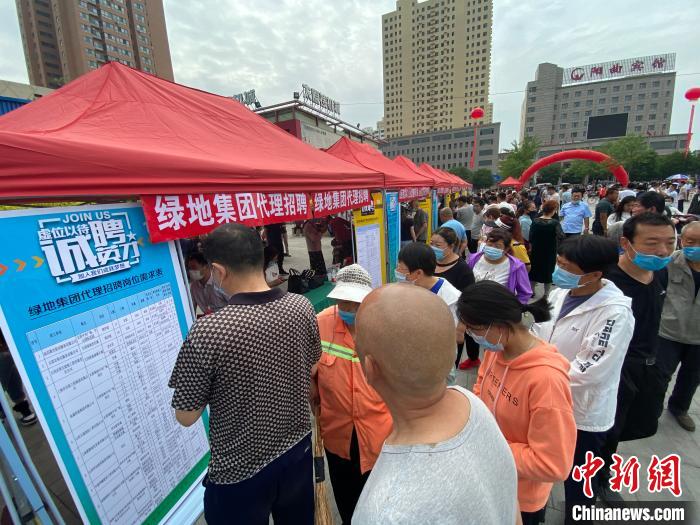 一些知名企業(yè)展臺前，投遞簡歷、咨詢就業(yè)的人絡(luò)繹不絕?！∏愊?攝