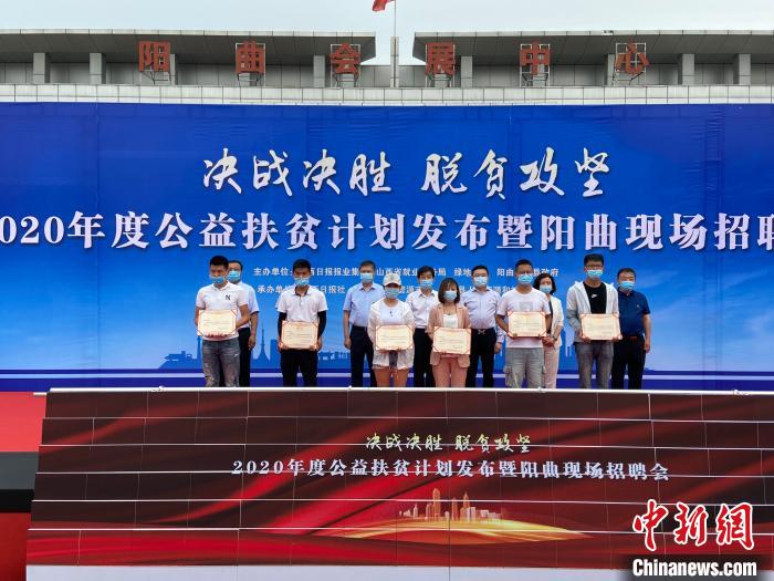 在現(xiàn)場，綠地集團與困難就業(yè)群體就業(yè)代表簽署勞務(wù)合同，并為首批6名就業(yè)代表頒發(fā)上崗證書?！∏愊?攝