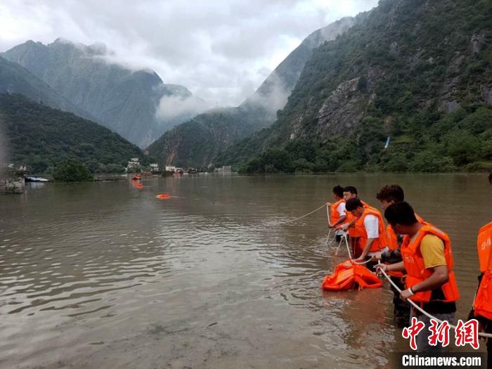 救援人員正在全力營救被困群眾?！〉ぐ托峁?攝