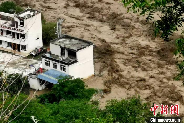 洪水淹沒房屋?！〉ぐ托峁?攝