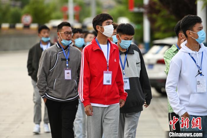 7月7日，考生在拉薩三高考點(diǎn)外有序排隊(duì)，等待進(jìn)入考場。　何蓬磊 攝