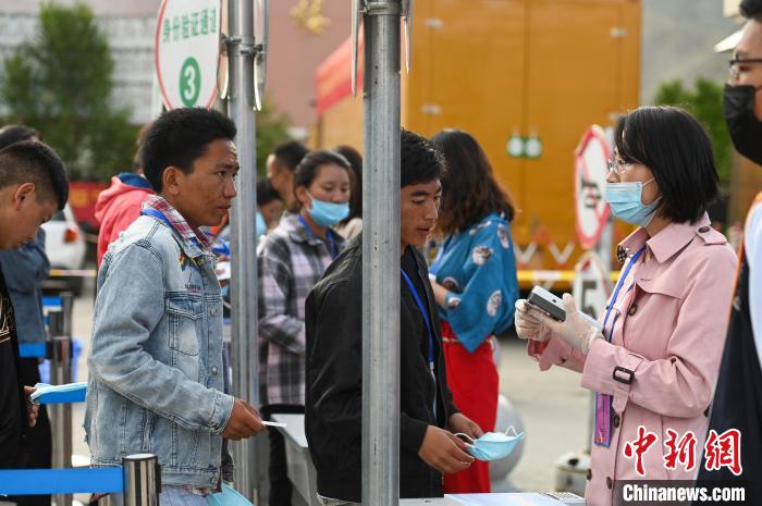 7月7日，考生在拉薩三高考點(diǎn)外進(jìn)行身份證件核驗(yàn)。　何蓬磊 攝
