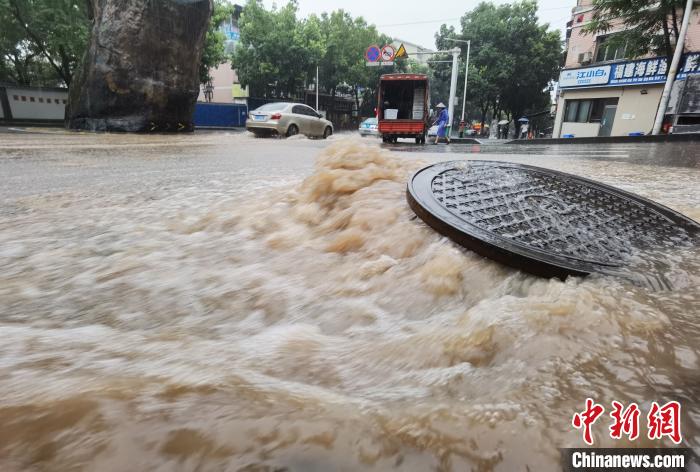 圖為重慶萬州城區(qū)積水嚴(yán)重?！≈貞c萬州區(qū)委宣傳部供圖 攝