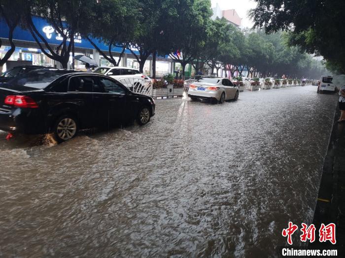 圖為重慶萬州城區(qū)積水嚴(yán)重?！≈貞c萬州區(qū)委宣傳部供圖 攝