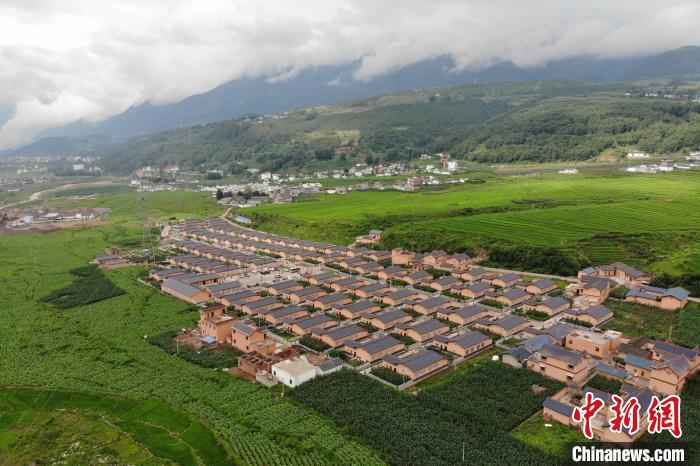 甲甲溝村新建農(nóng)房掩映在農(nóng)作之間。　張浪 攝