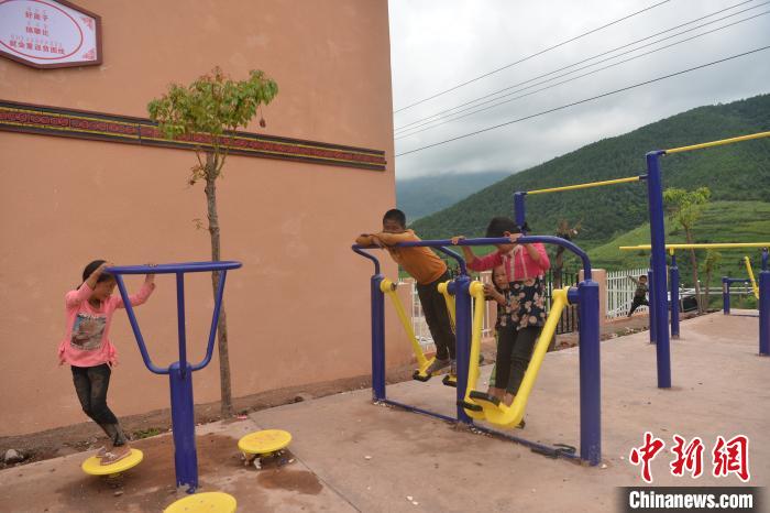 甲甲溝村里玩耍的孩子。　張浪 攝