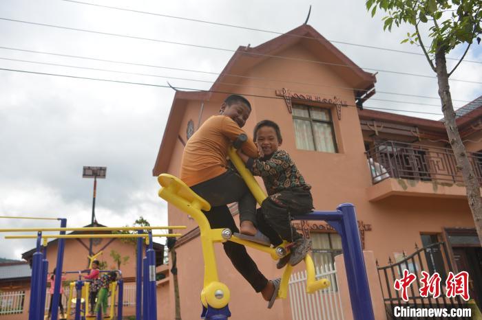 甲甲溝村里玩耍的孩子?！埨?攝