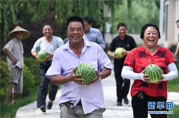 (社會)(1)大暑節(jié)氣“賽西瓜”