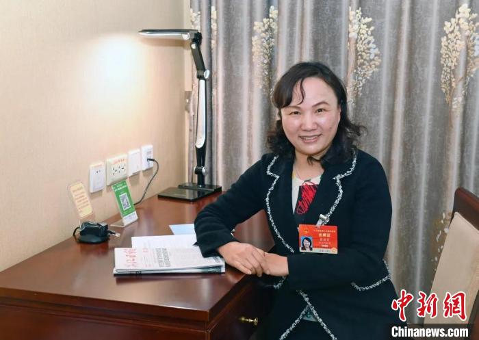 全國人大代表，浙江省臺州市椒江區(qū)大陳實驗學(xué)校校長、黨支部書記翁麗芬 蔡榮章 攝