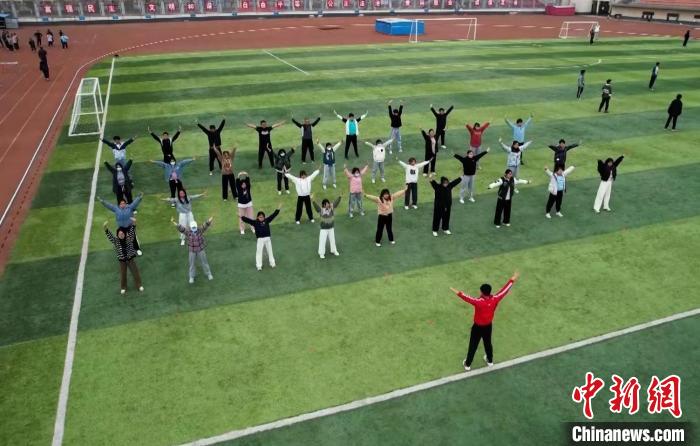 寧夏大學(xué)校園內(nèi)，學(xué)生跟隨老師練習(xí)八段錦。 謝宇 攝