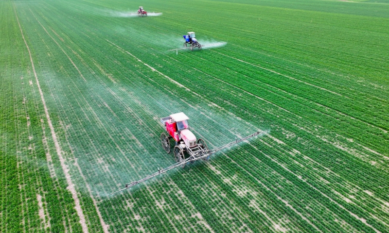 2024年2月18日，安徽省亳州市，利辛縣紀王場鄉(xiāng)孫老家村麥田，農(nóng)民駕駛自走式高桿噴霧機對小麥進行噴藥作業(yè)。